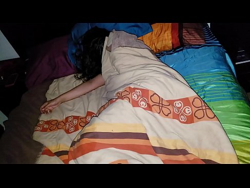 ❤️ Nevlastní syn buzeruje svou mladou nevlastní matku, zatímco ona spí. Sex video u cs.exomassage-surgut.ru ❤